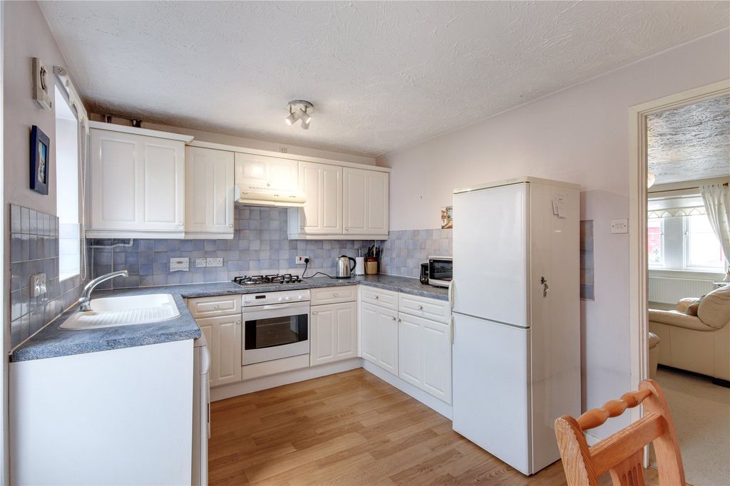 Property photo 3 of 11 Kitchen