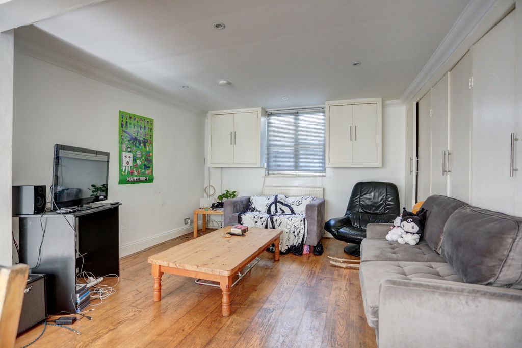 Property photo 3 of 12 Livingarea