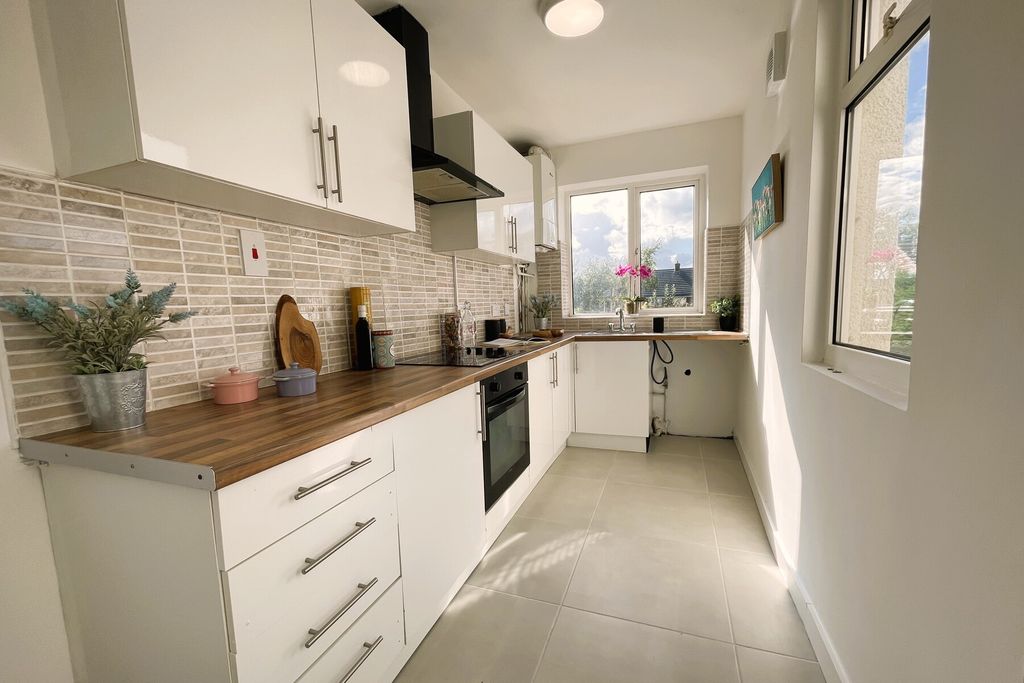 Property photo 3 of 11 Derbyshire Lane- Kitchen
