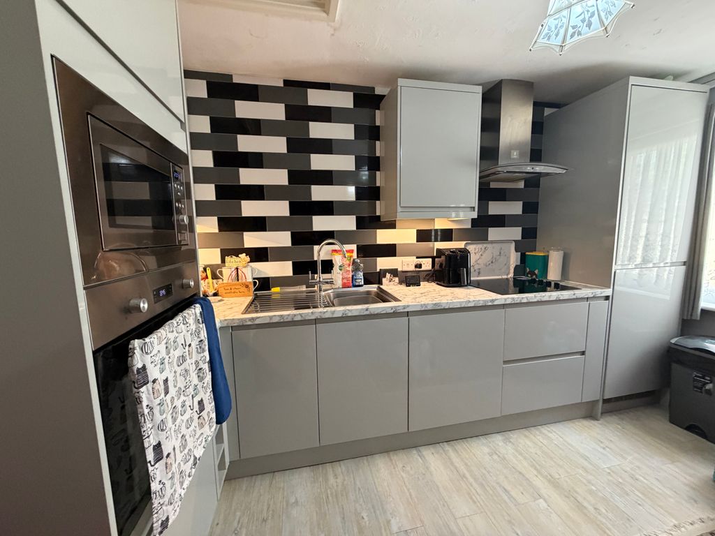 Property photo 3 of 15 Kitchen