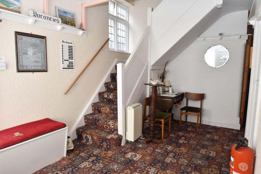 Property photo 3 of 27 Entrance Hall