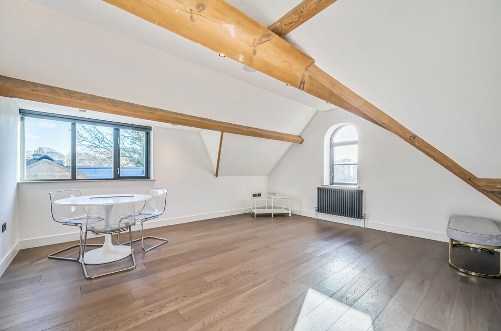 Property photo 3 of 23 Lounge