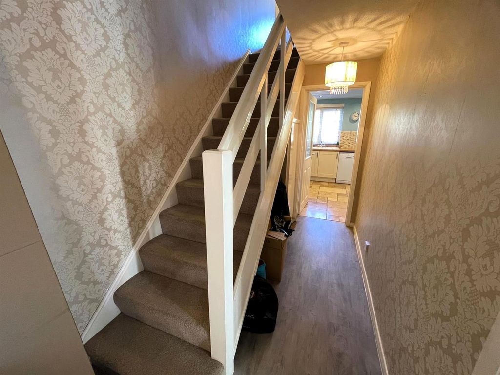 Property photo 2 of 11 Hall