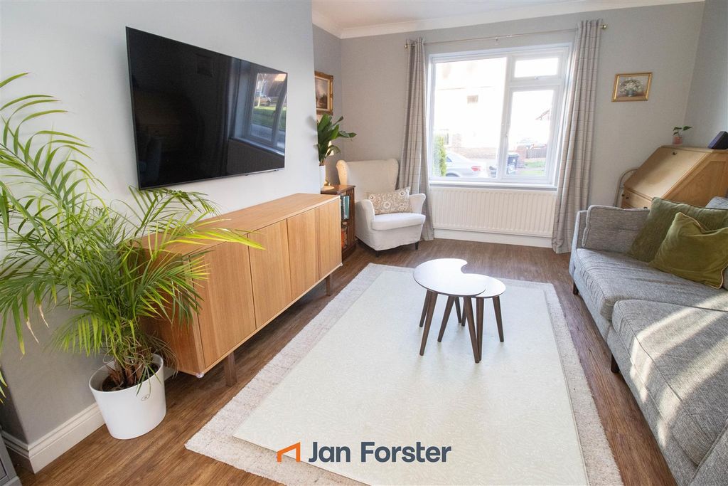 Property photo 2 of 16 Lounge