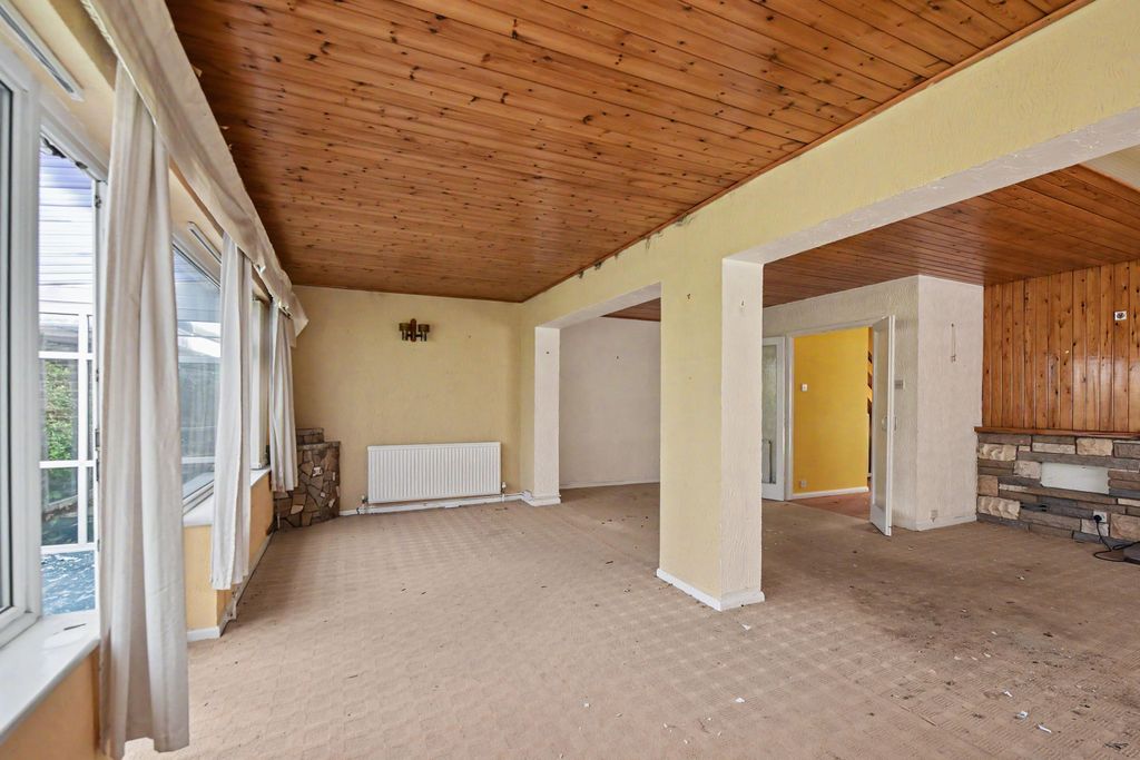 Property photo 2 of 18 243 Halstead Road, Frinton-On-Sea, Essex, Co13 0DX