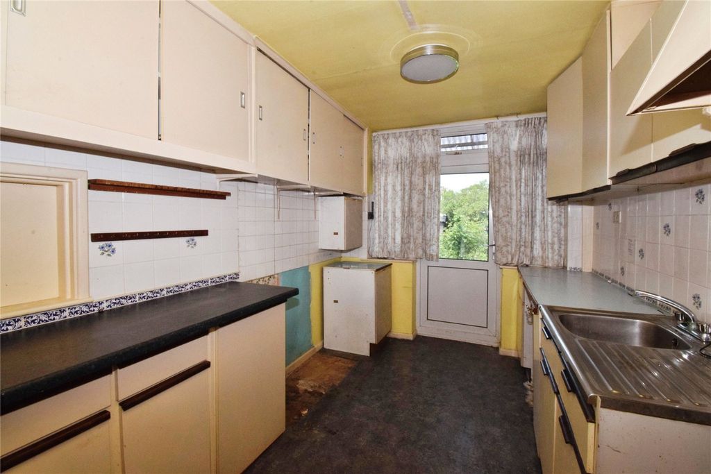 Property photo 3 of 23 Kitchen
