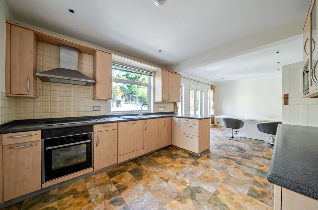 Property photo 2 of 18 1458201-26-69Fdfe...