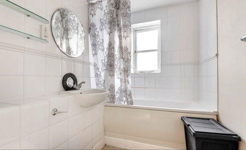 Property photo 3 of 8 Bathroom