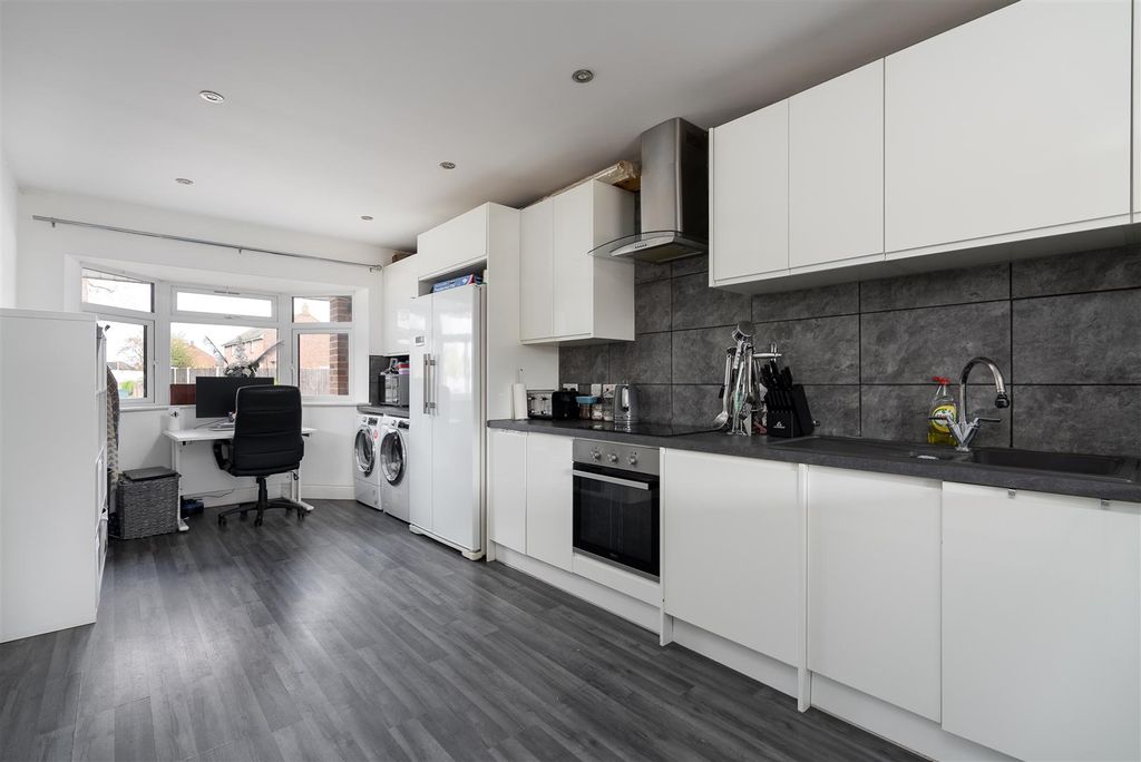 Property photo 3 of 18 Kitchen/Doner