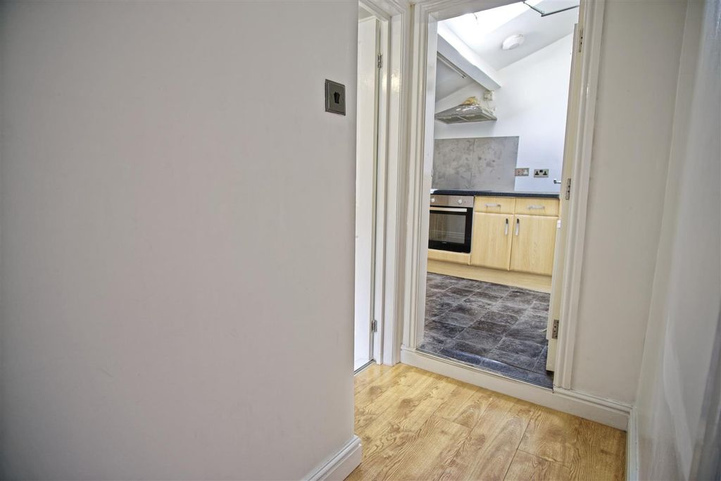 Property photo 1 of 6 Hallway