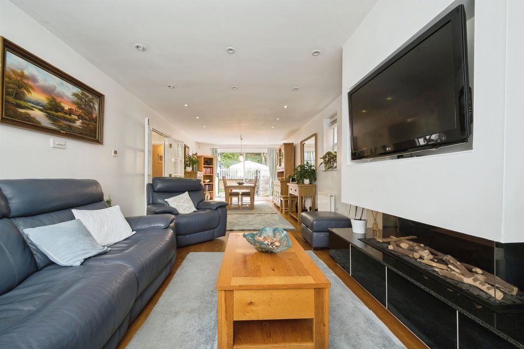 Property photo 2 of 21