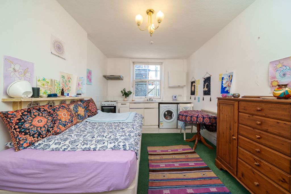 Property photo 3 of 8 Studio Room (2)