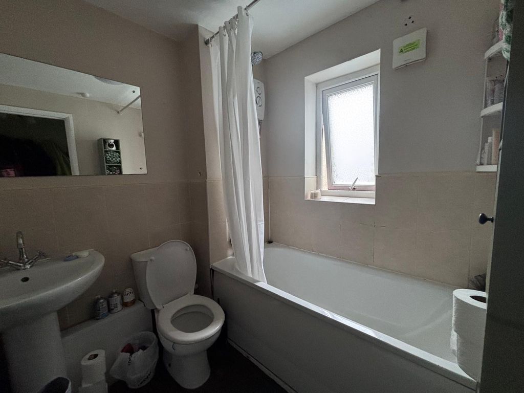 Property photo 2 of 8 Bathroom