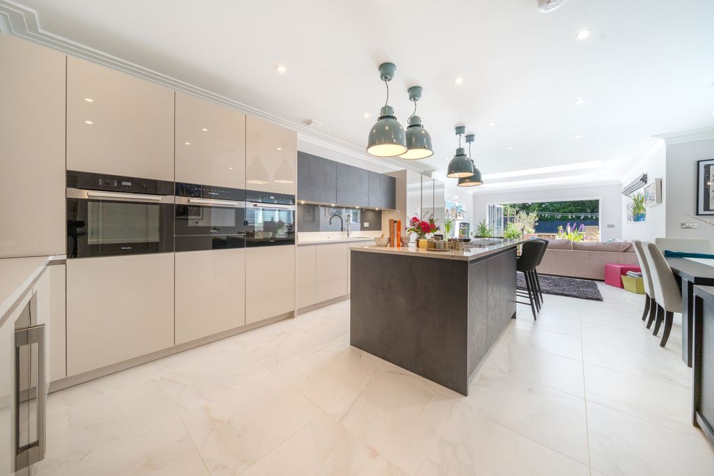 Property photo 2 of 29 Picture No. 05