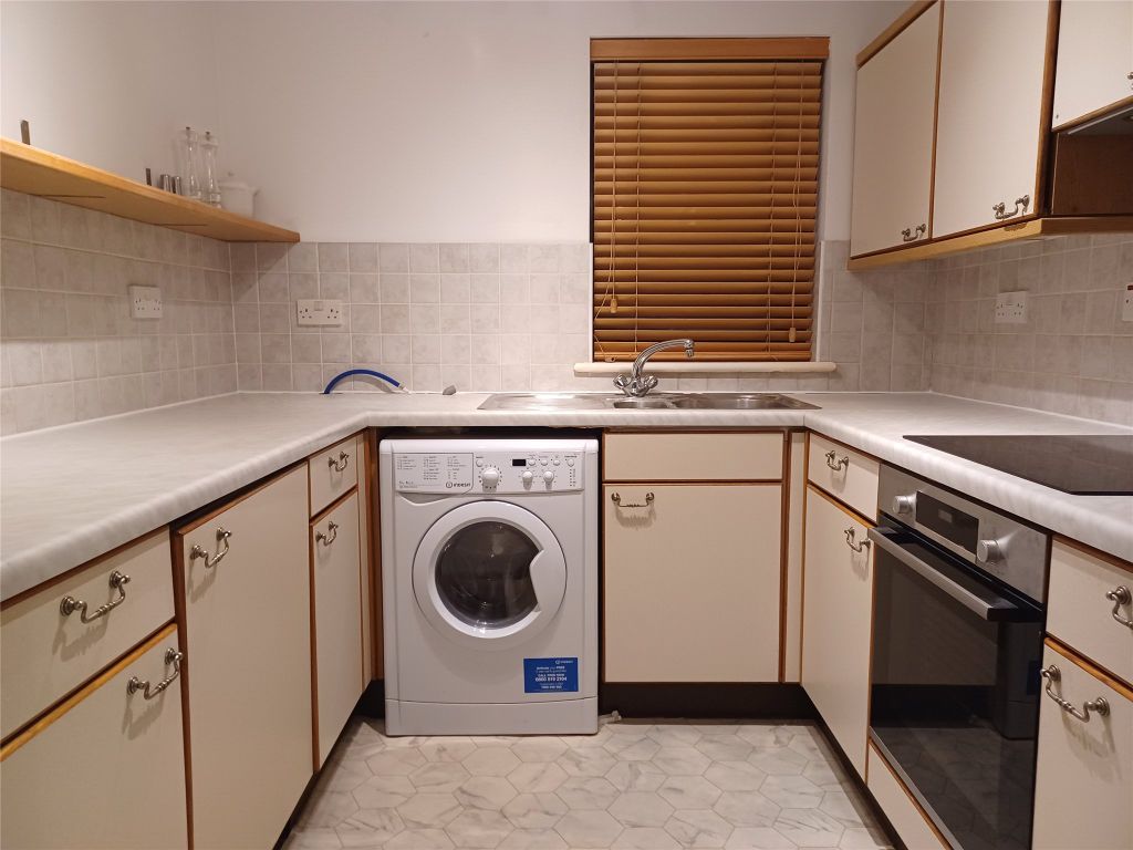 Property photo 3 of 11 Kitchen