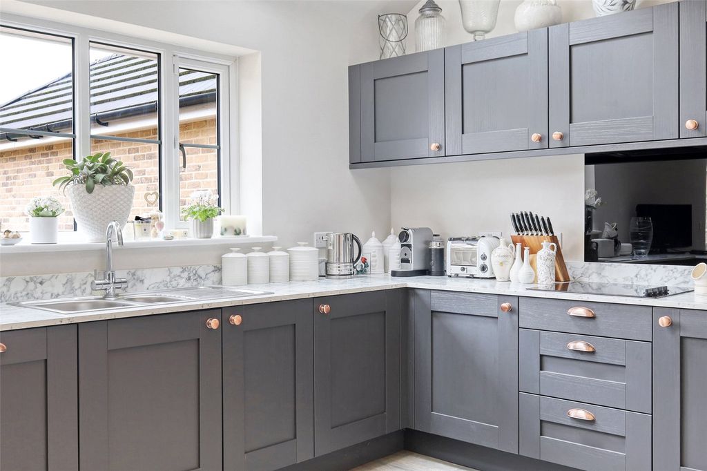 Property photo 3 of 25 Kitchen