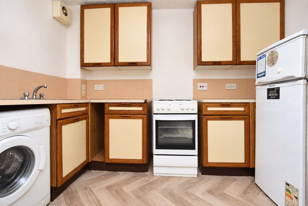 Property photo 2 of 7 Kitchen