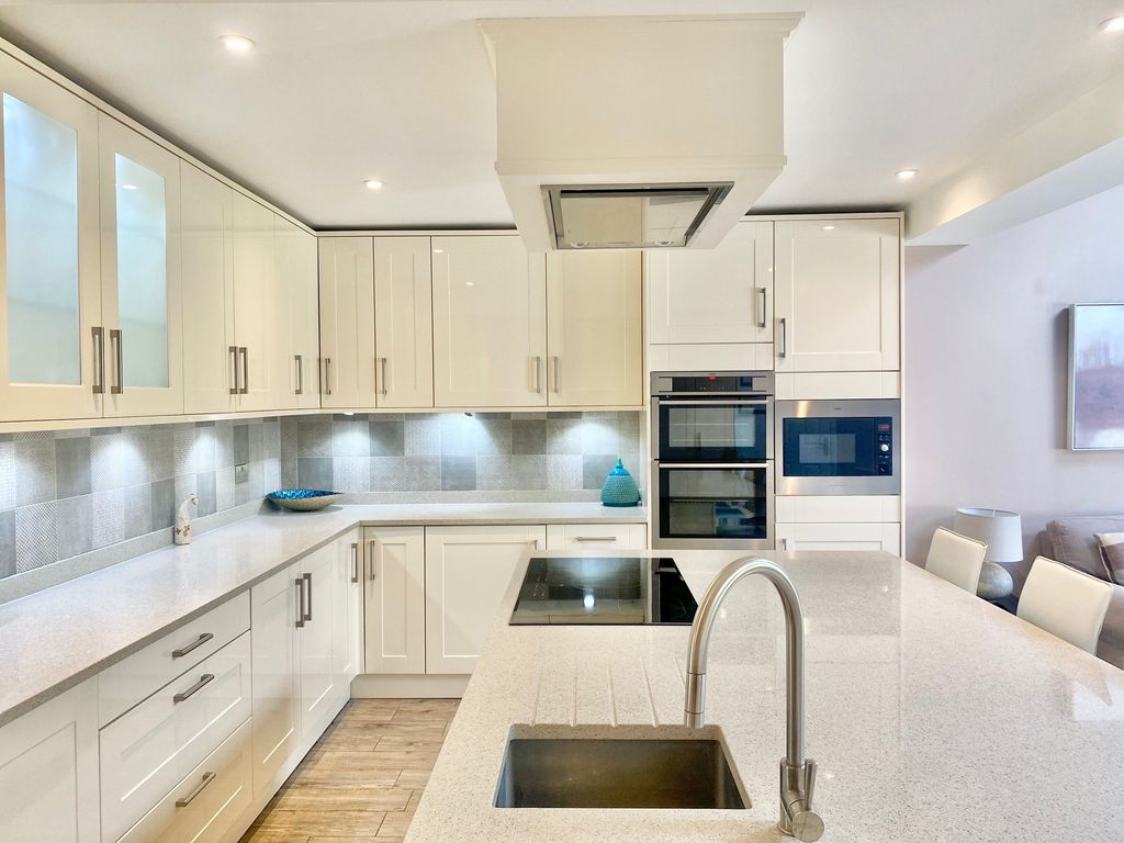 Property photo 2 of 20 Kitchen