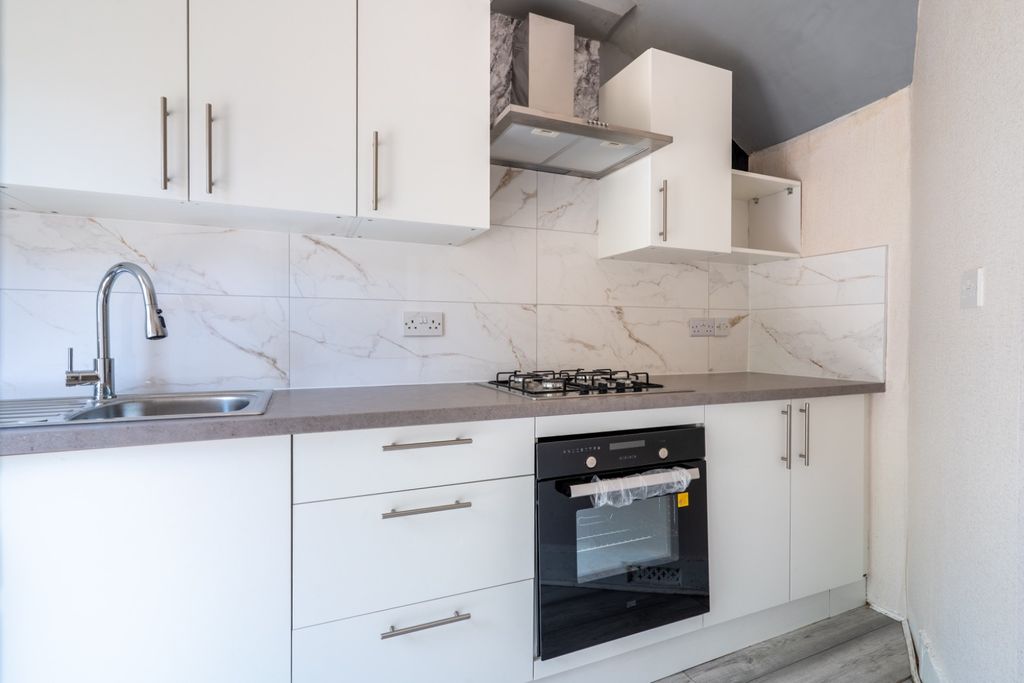 Property photo 2 of 21 4972601