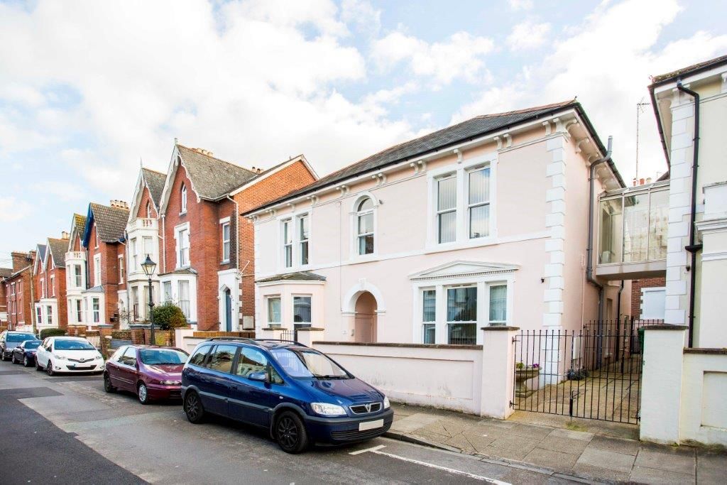 Property photo 1 of 7 Cavendish Exterior02