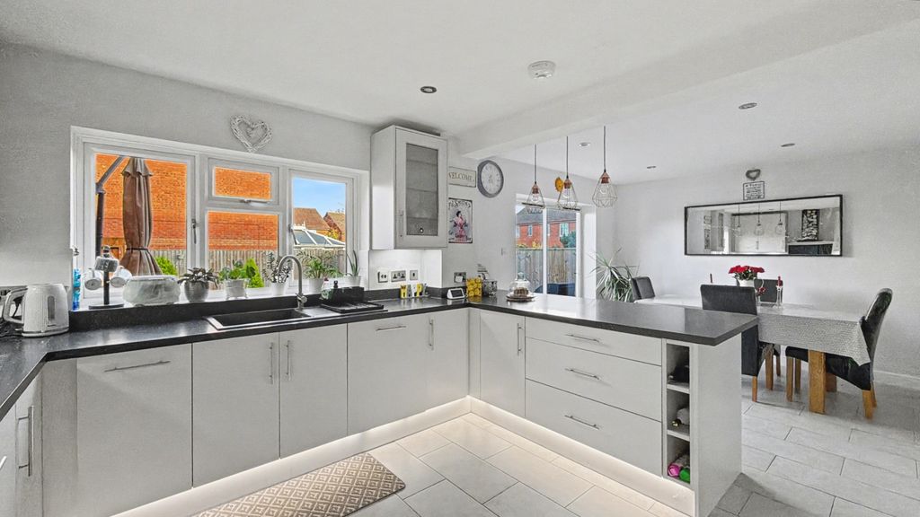 Property photo 3 of 18 4405402