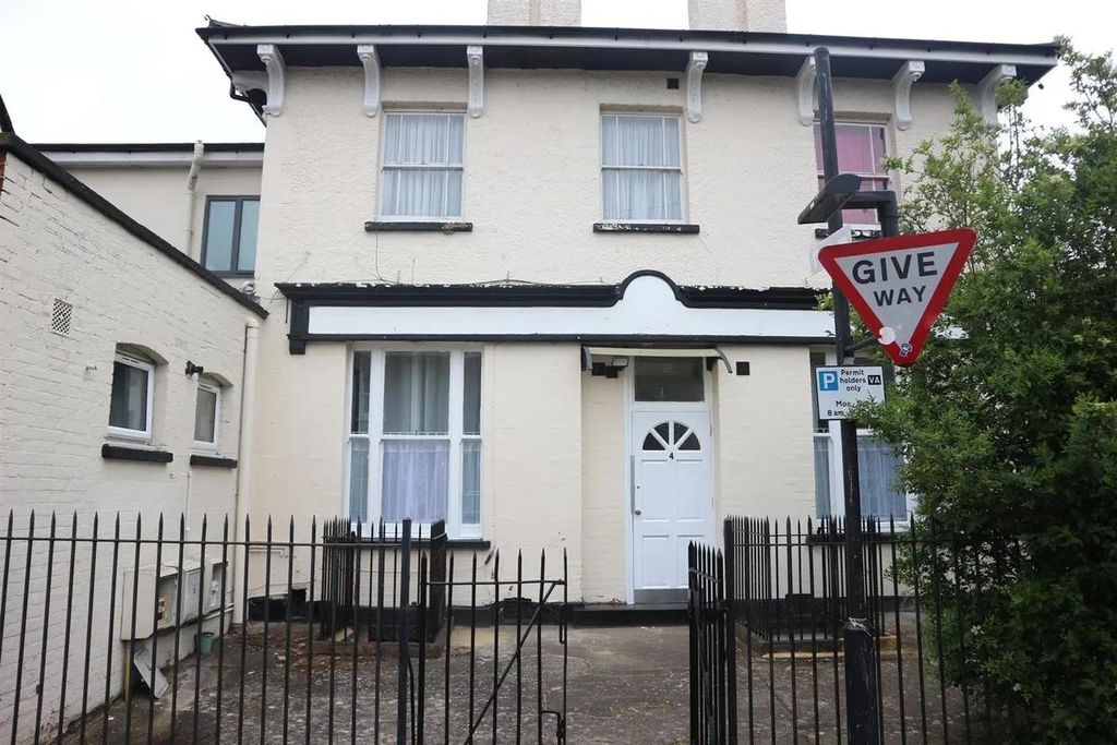 Property photo 2 of 9 d5cd61E8E47Bb477E179E0d94735B7A97Deeb67A.Png