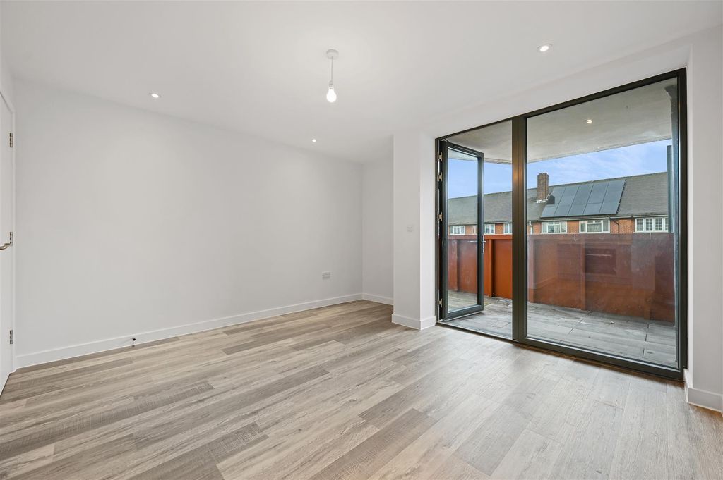 Property photo 3 of 14 Cwrealty - Flat 26, Bejoux Court - Receptionb3 (1)