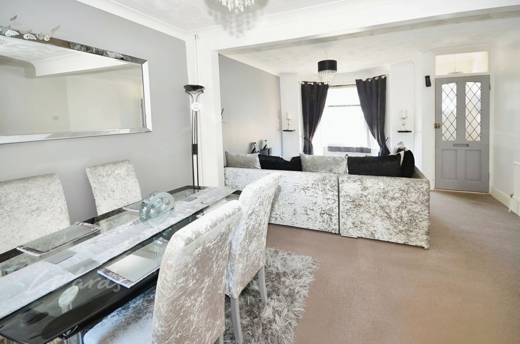 Property photo 3 of 8 Albany Road Lounge