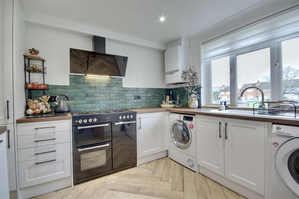 Property photo 2 of 11 Kitchen