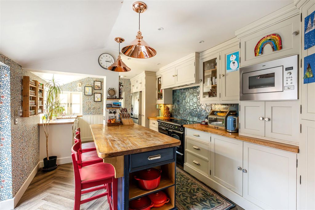 Property photo 3 of 19 Kitchen