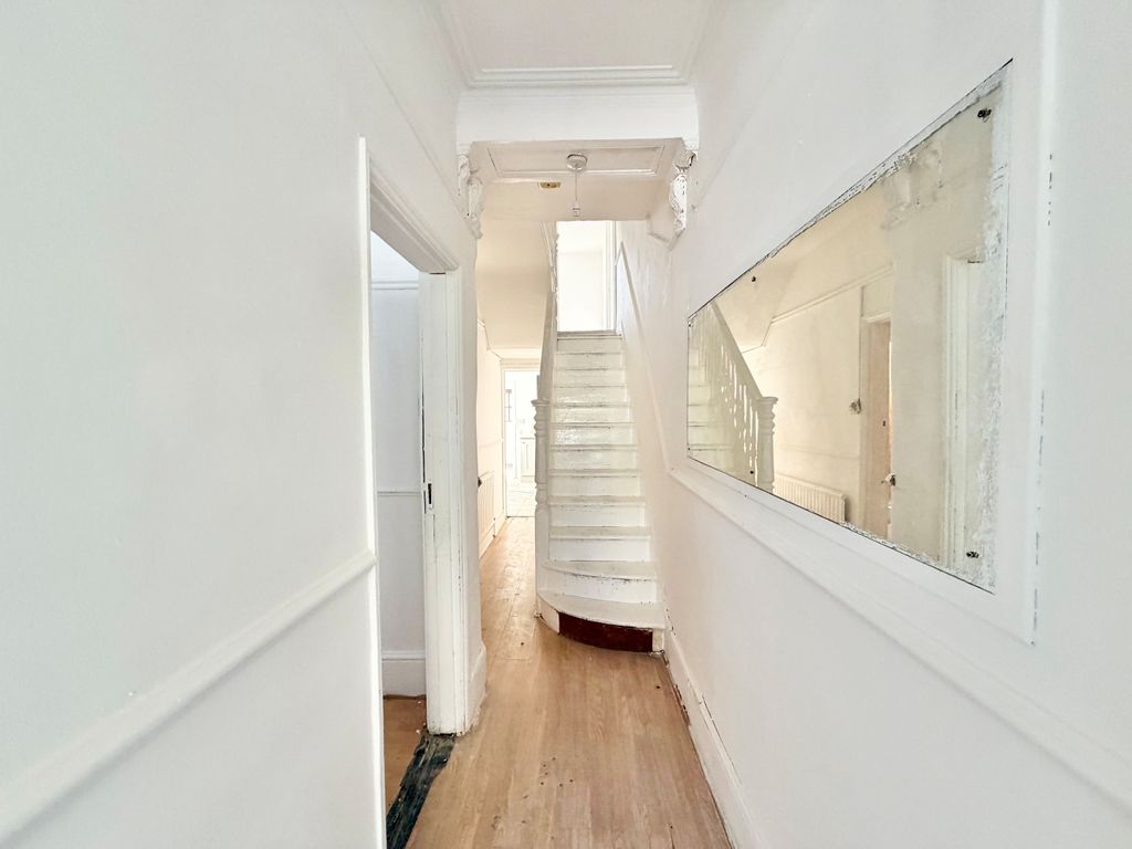 Property photo 1 of 9 Entrance Hall