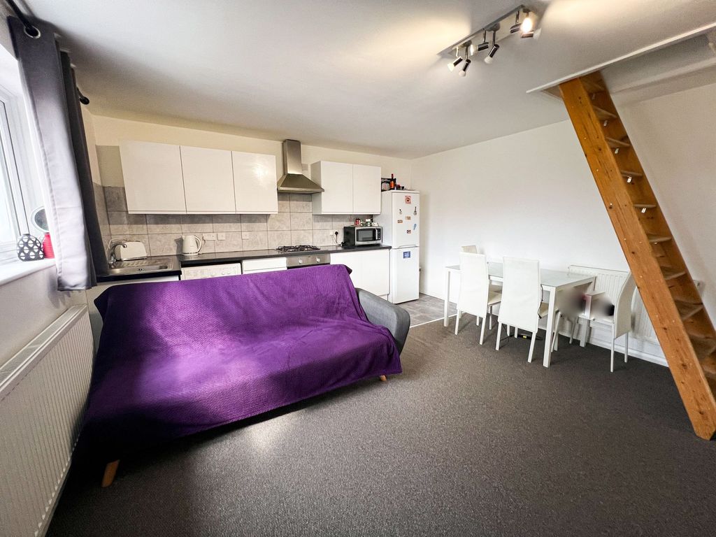Property photo 2 of 9 Ivy Court Ig2