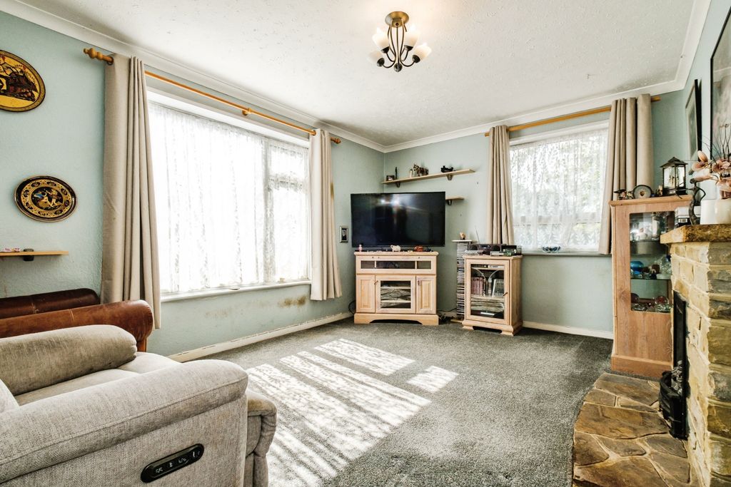 Property photo 2 of 20