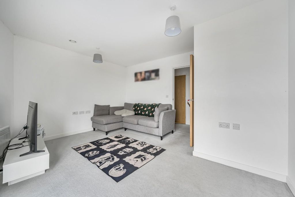 Property photo 3 of 15 1318960-14-686Be530c269A.Jpg