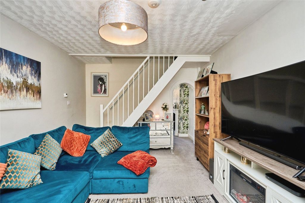 Property photo 3 of 18 Lounge