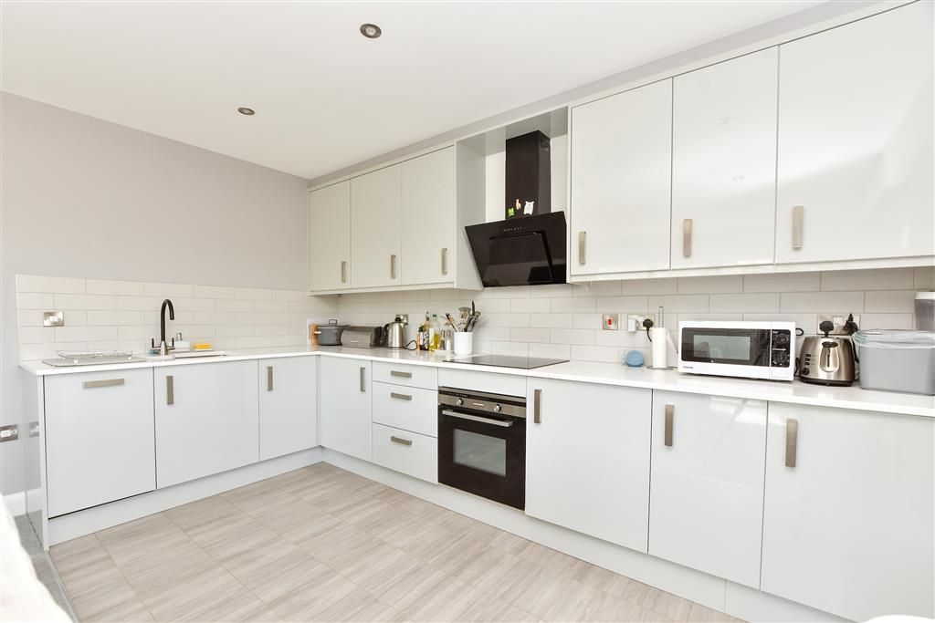 Property photo 3 of 10 Kitchen