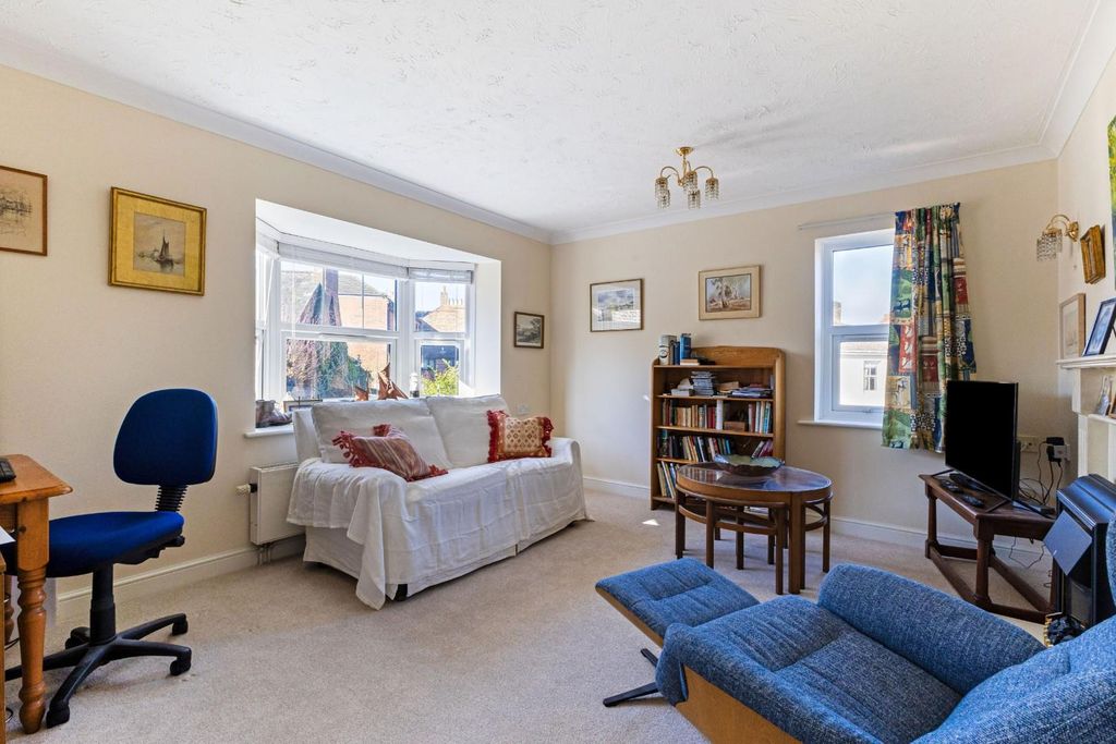 Property photo 3 of 21 105245_Flat 27 Elizabeth Court Crane Bridge Road-1