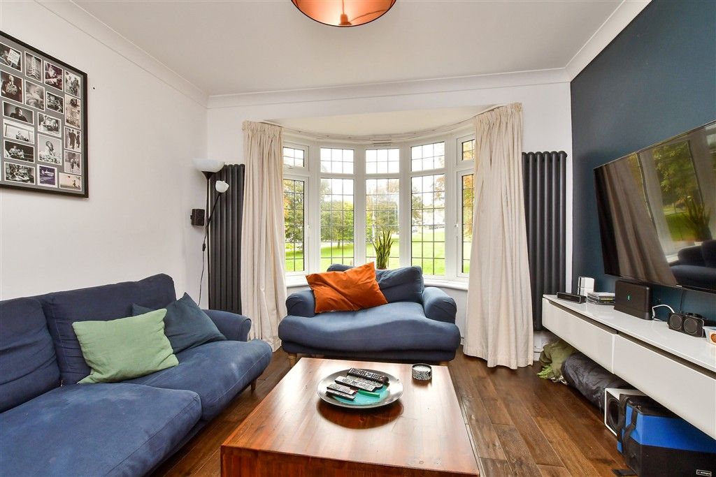 Property photo 2 of 19 Lounge