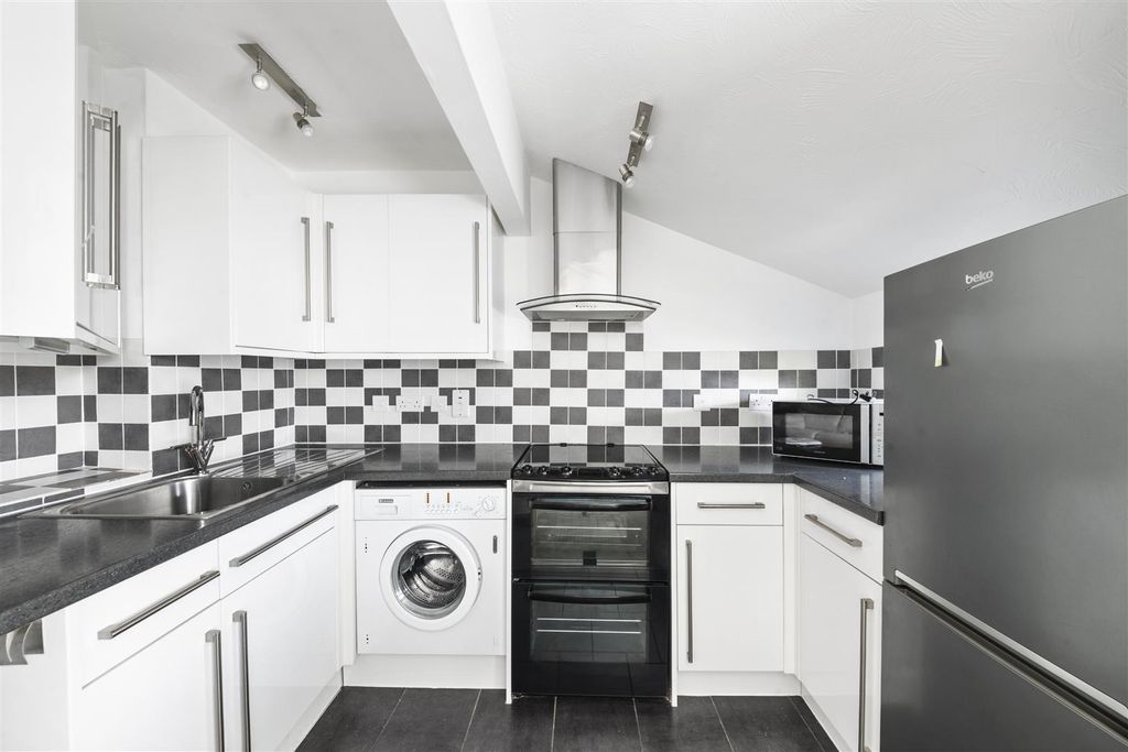 Property photo 3 of 10 1