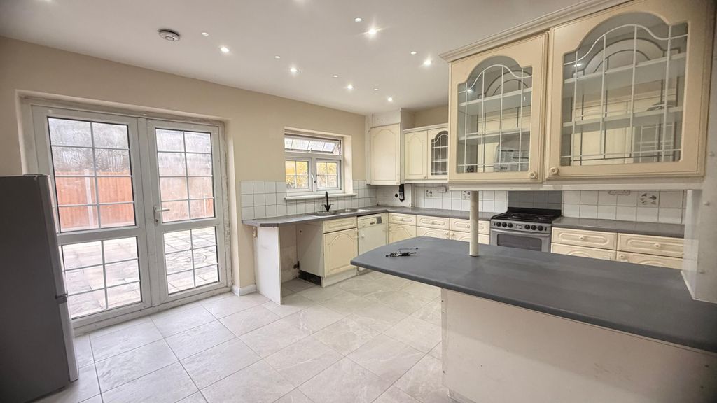 Property photo 1 of 8 4 Bed Terraced House To Rent Lambourne Road, Ilford Ig3