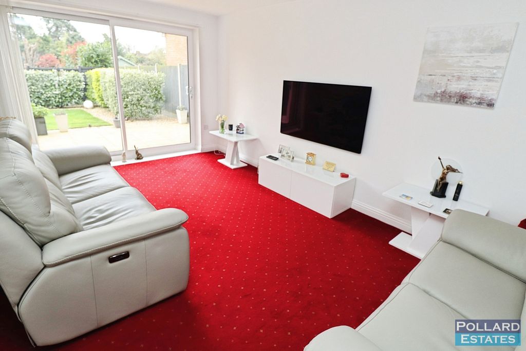 Property photo 3 of 24 Lounge