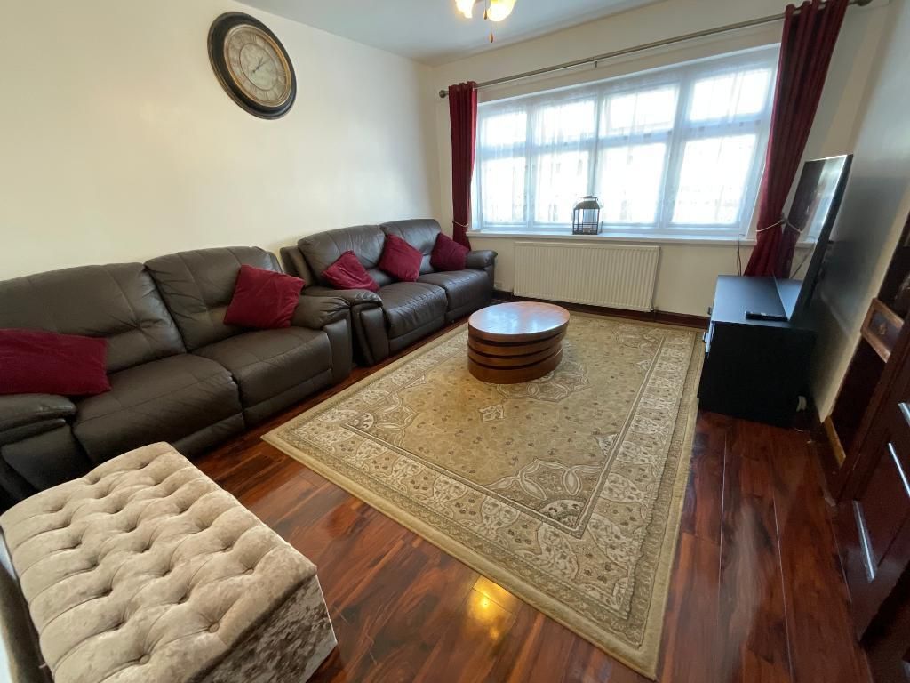 Property photo 2 of 20 Living Room 25'11 x 11'2