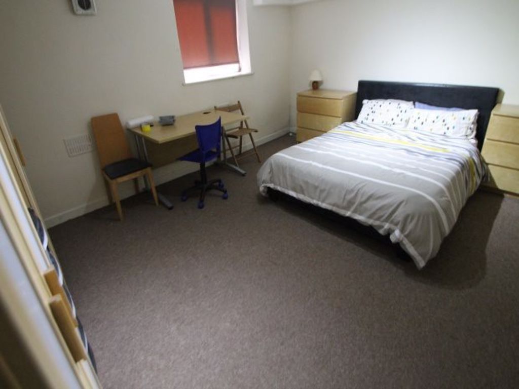 Property photo 2 of 4 A Cozy Single Bedroom Featuring A Comfortable Bed,...