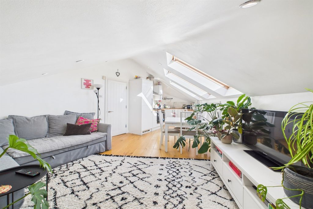 Property photo 1 of 10 Living Room / Kitchen