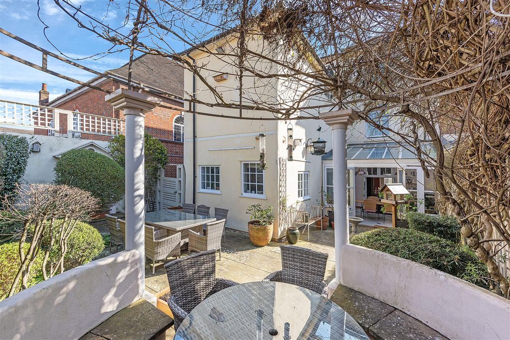 Property photo 3 of 38 15 Churchgate Street Ph09.Jpg