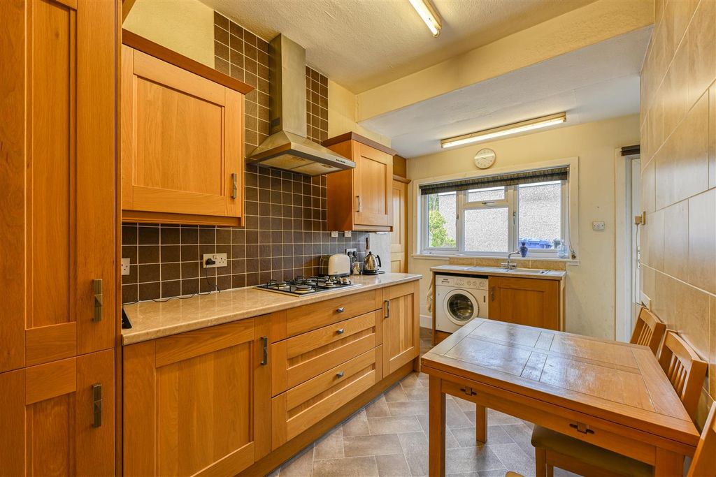 Property photo 3 of 11 Kitchen