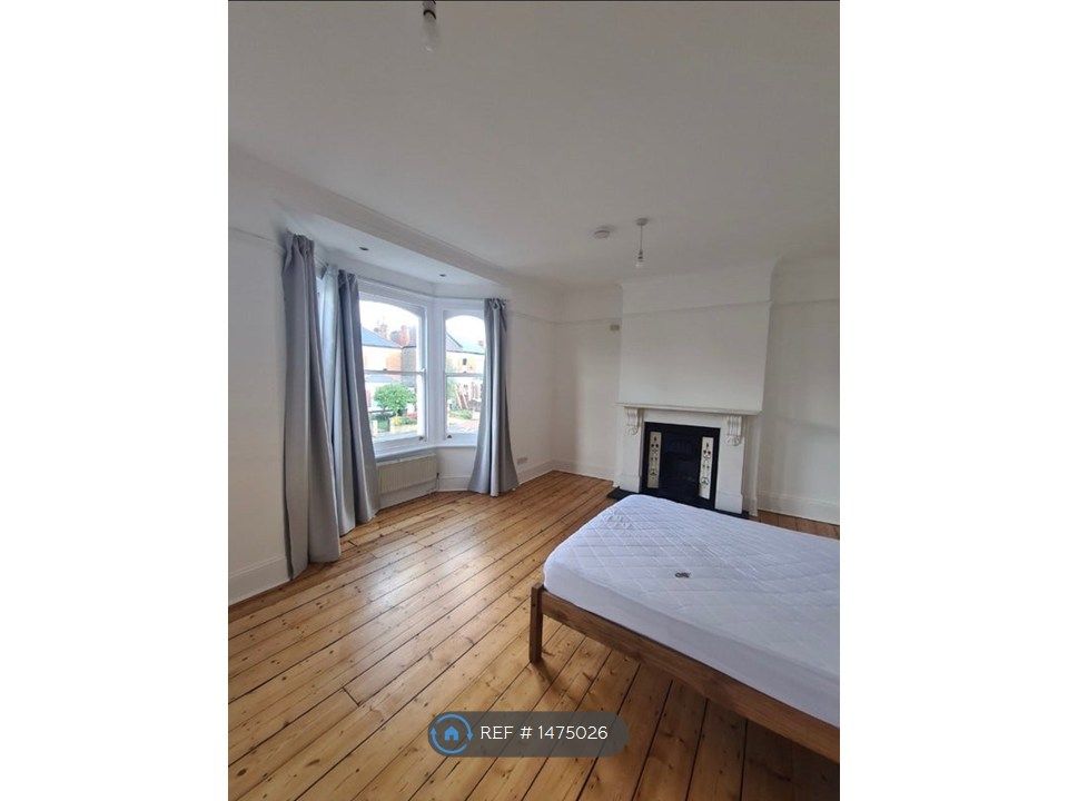 Property photo 2 of 9 Room 1- £1100 Pcm - Master Bedroom