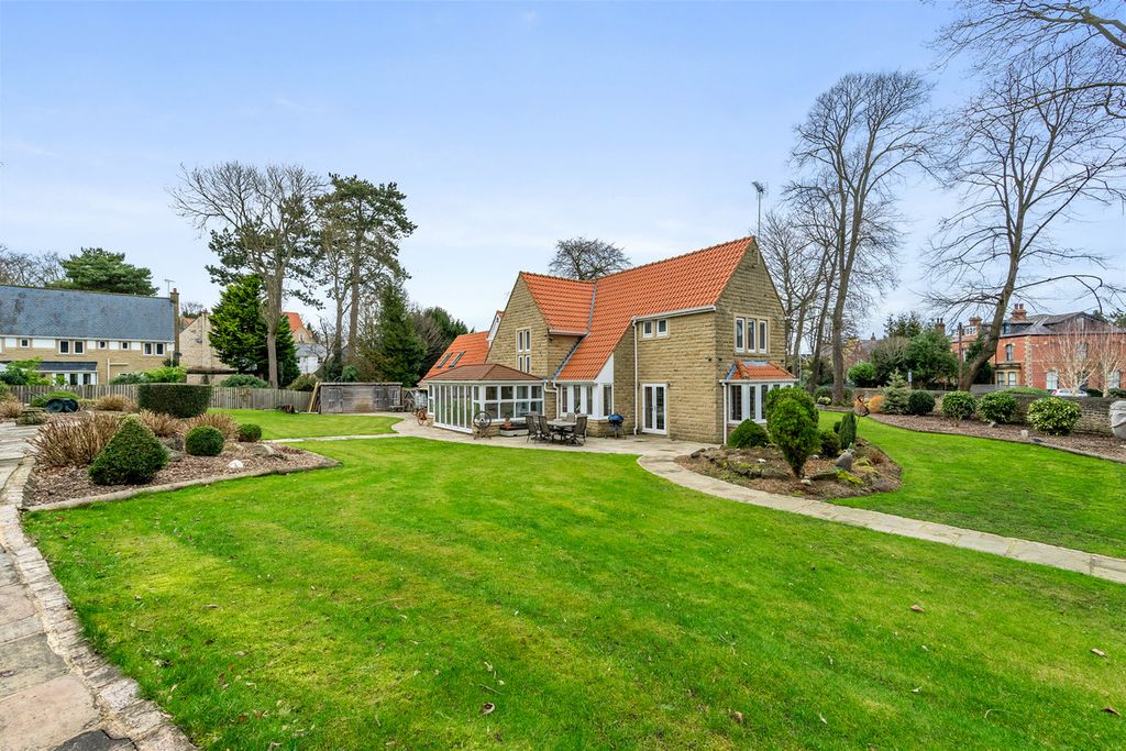 Property photo 2 of 32