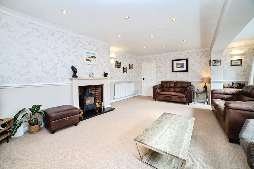 Property photo 2 of 38 Lounge