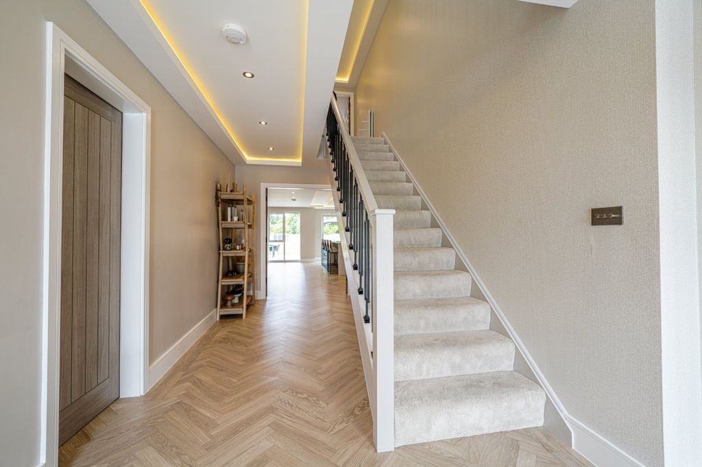 Property photo 3 of 21 Hallway